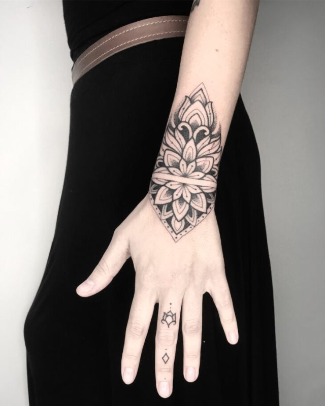 tattoo femenino para la mano 34