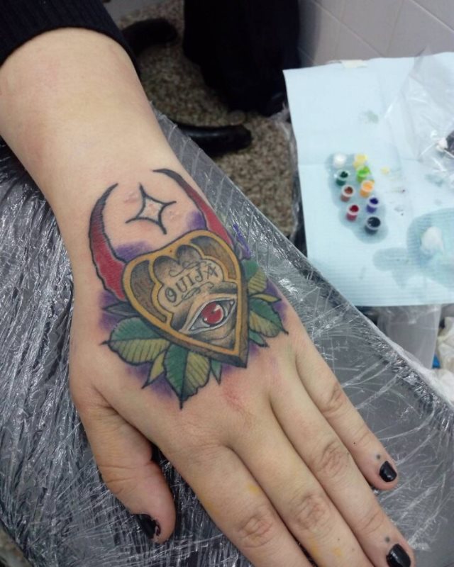 tattoo femenino para la mano 35