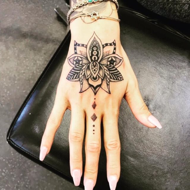 tattoo femenino para la mano 40