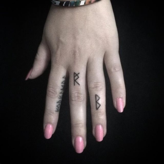 tattoo femenino para la mano 41