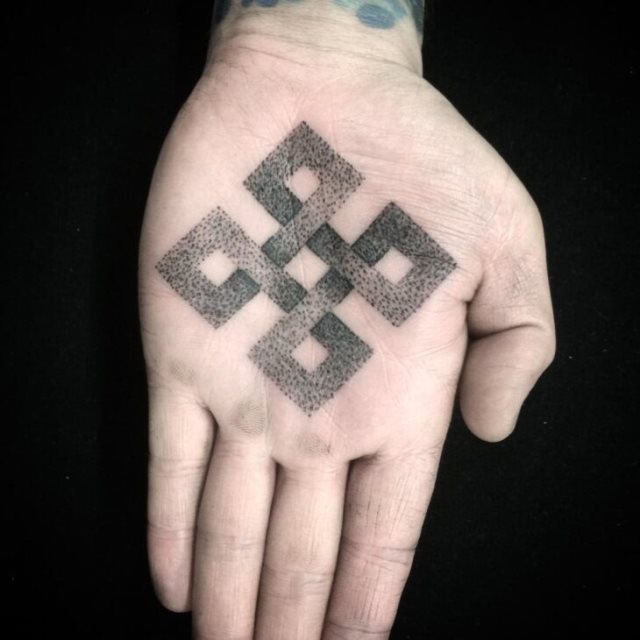tattoo femenino para la mano 42