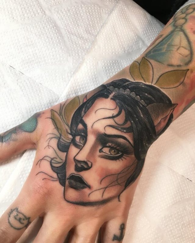 tattoo femenino para la mano 44