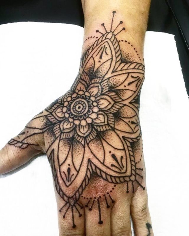 tattoo femenino para la mano 45