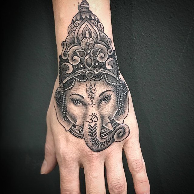 tattoo femenino para la mano 46