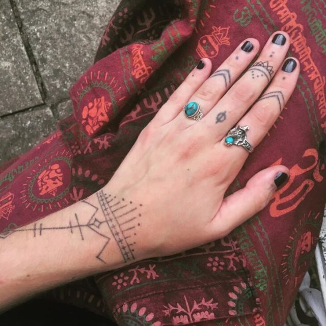 tattoo femenino para la mano 48