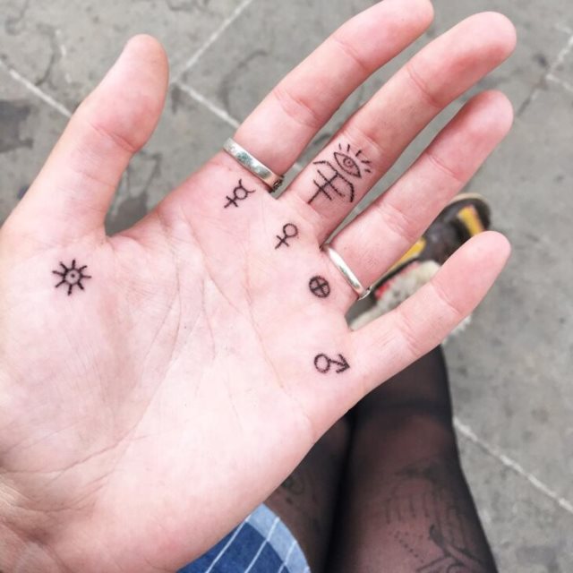 tattoo femenino para la mano 49