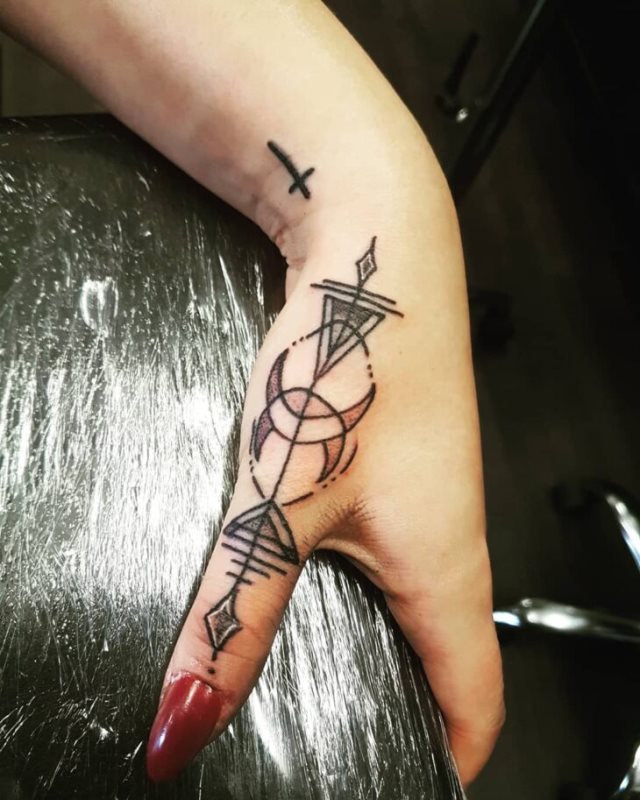 tattoo femenino para la mano 50
