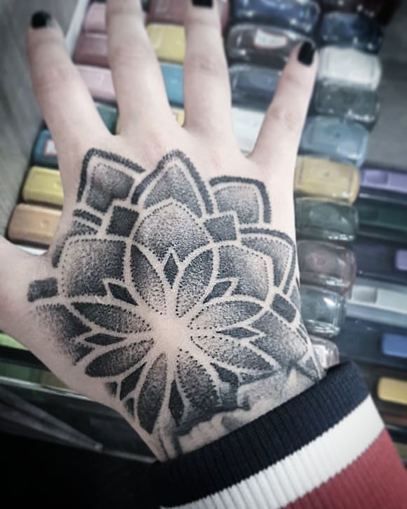 tattoo femenino para la mano 51
