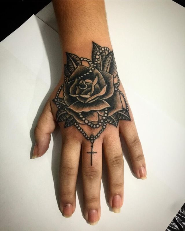 tattoo femenino para la mano 52