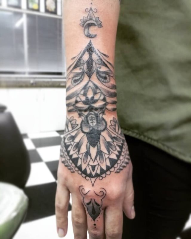 tattoo femenino para la mano 54