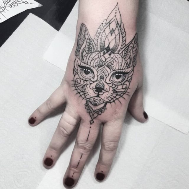 tattoo femenino para la mano 56