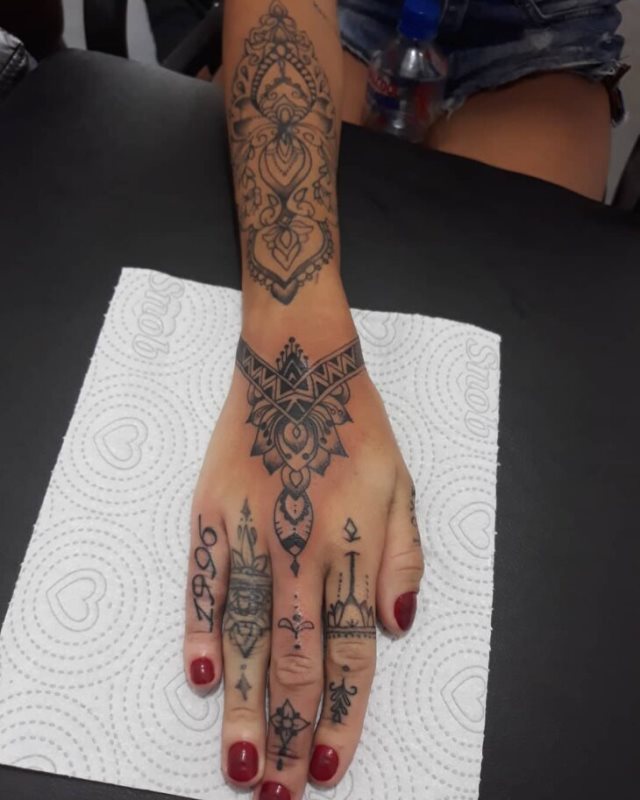 tattoo femenino para la mano 57