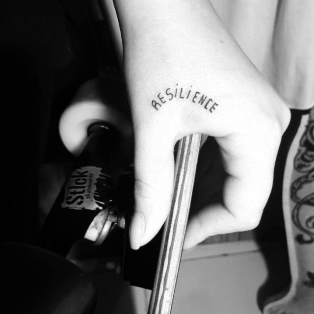 tattoo femenino para la mano 61