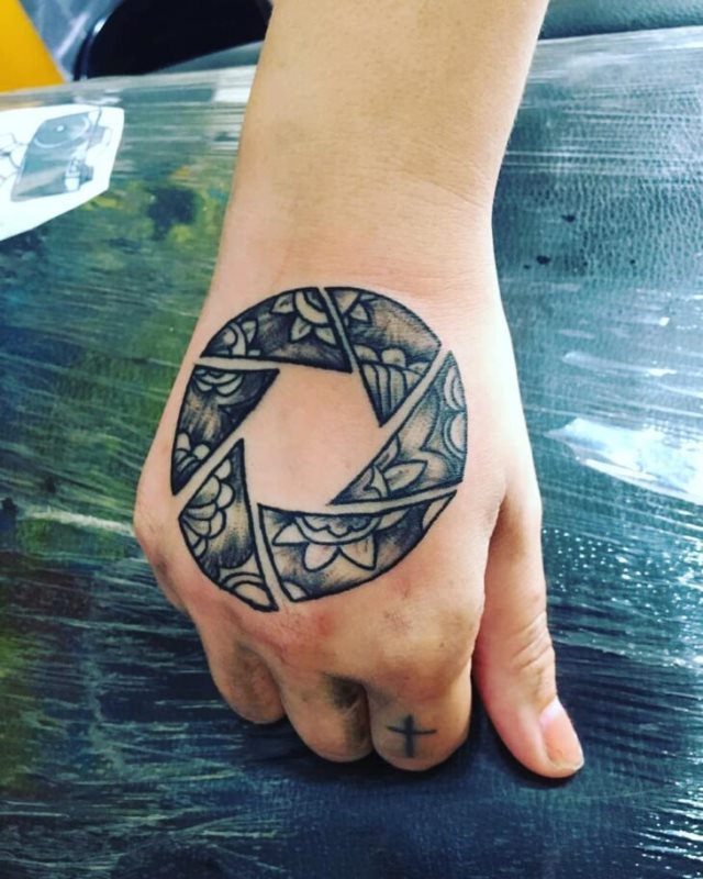 tattoo femenino para la mano 62