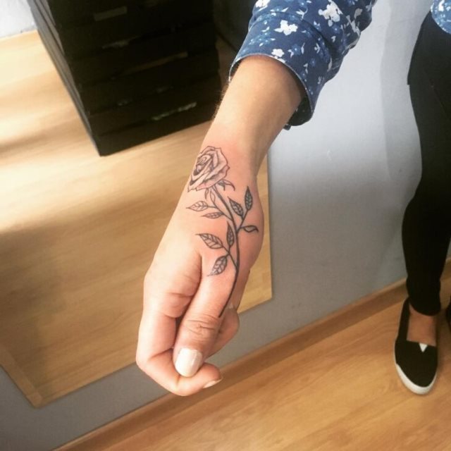 tattoo femenino para la mano 63