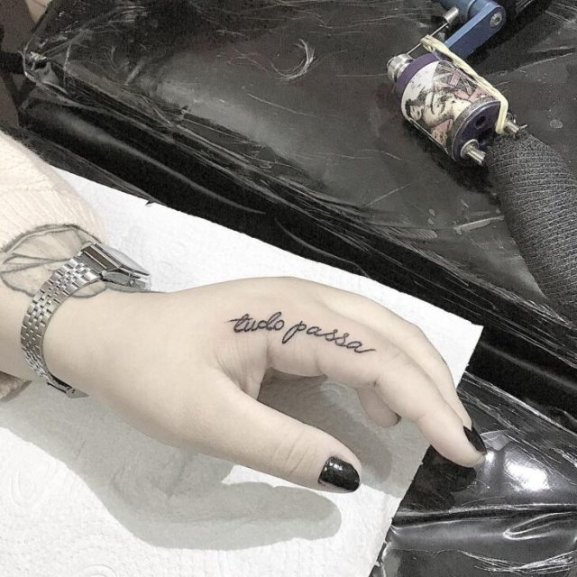 tattoo femenino para la mano 65