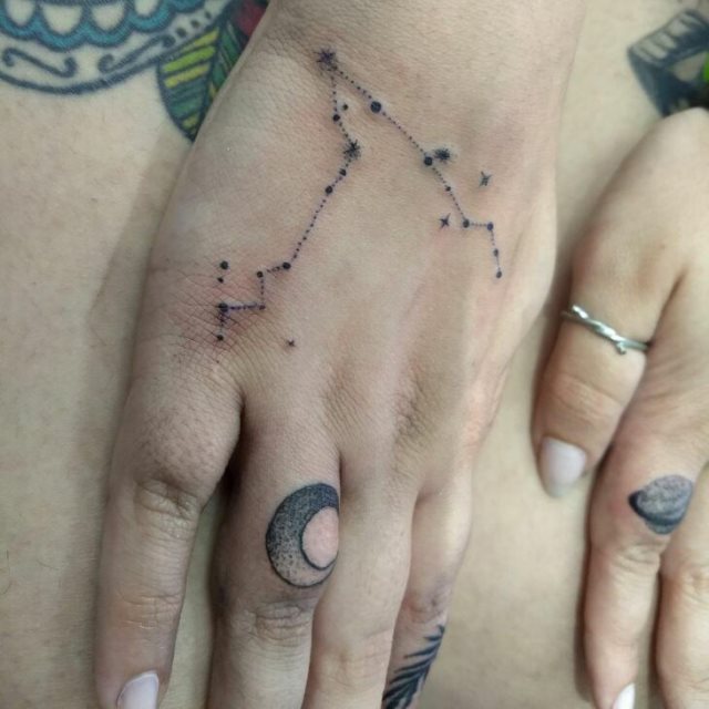 tattoo femenino para la mano 66