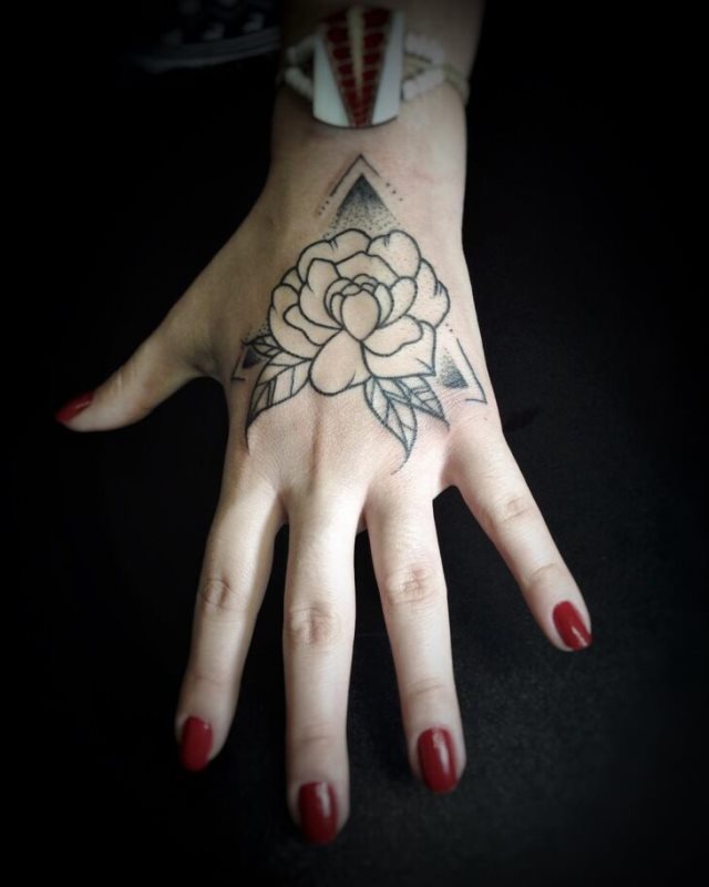 tattoo femenino para la mano 67