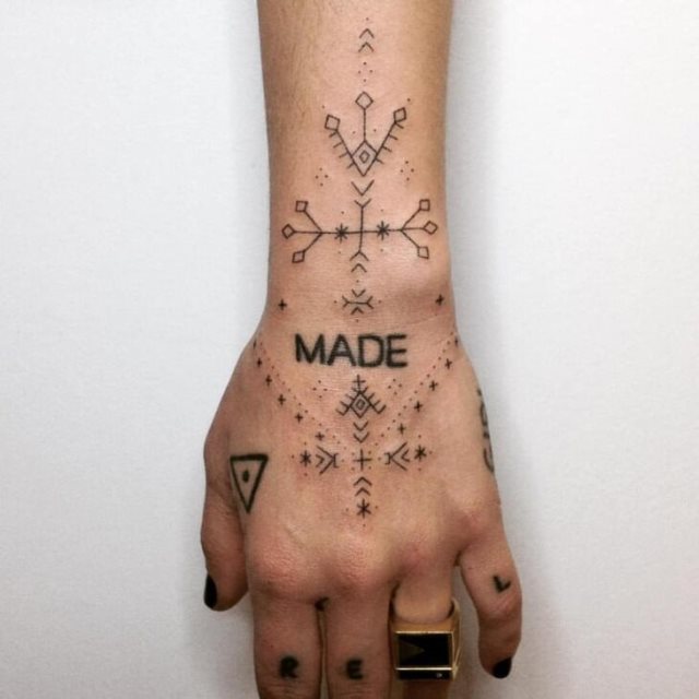 tattoo femenino para la mano 69