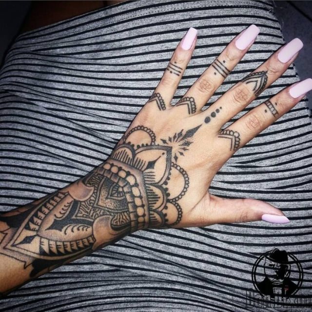 tattoo femenino para la mano 71