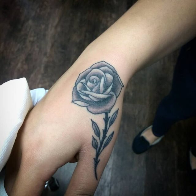 tattoo femenino para la mano 72