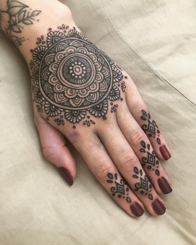 tattoo femenino para la mano 73