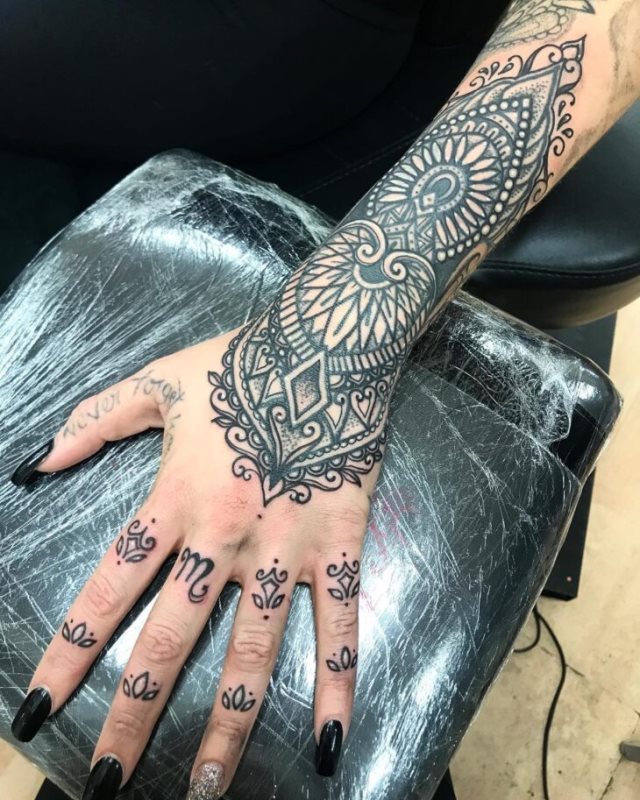 tattoo femenino para la mano 74