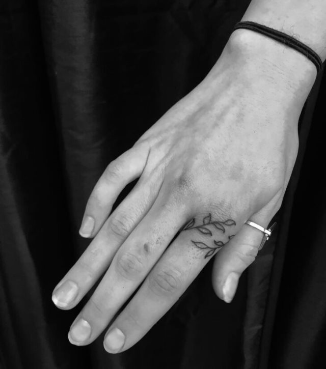 tattoo femenino para la mano 75