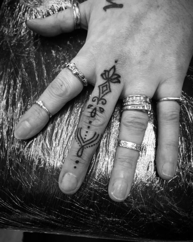 tattoo femenino para la mano 76