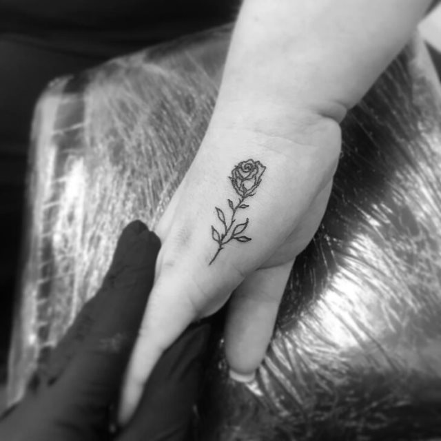 tattoo femenino para la mano 77