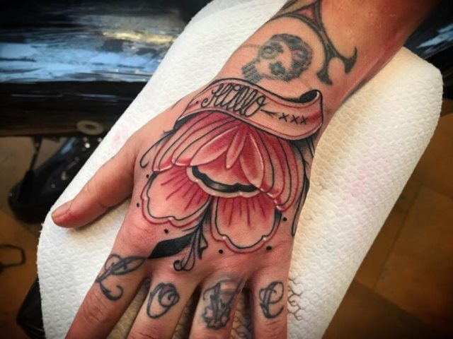 tattoo femenino para la mano 79