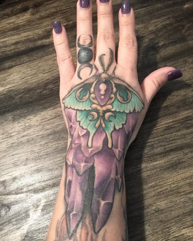 tattoo femenino para la mano 81
