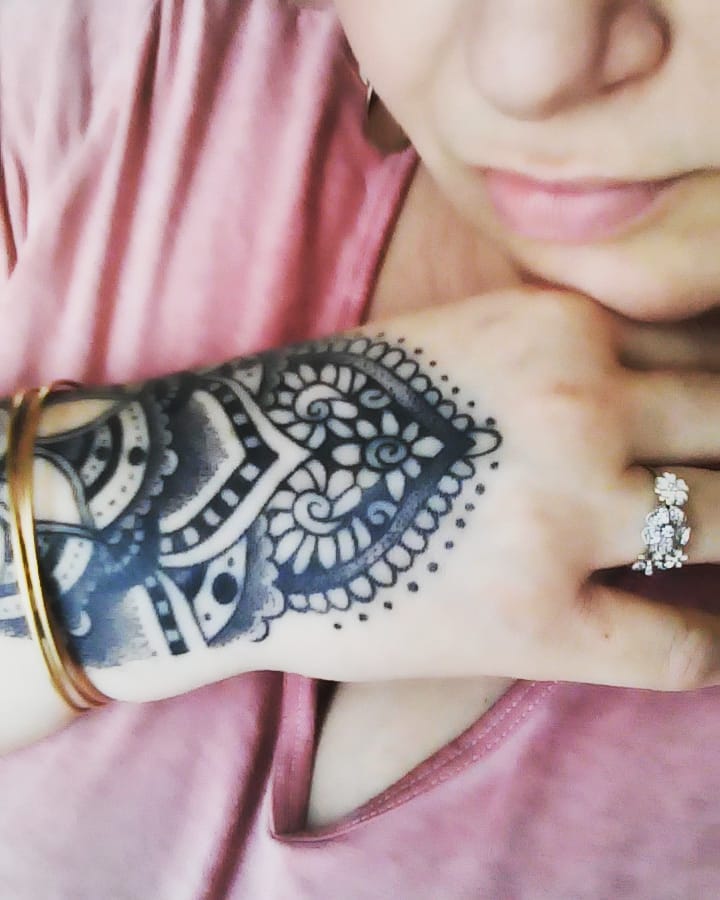 tattoo femenino para la mano 82