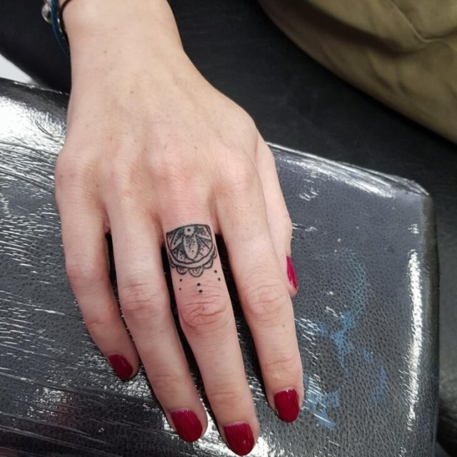 tattoo femenino para la mano 85