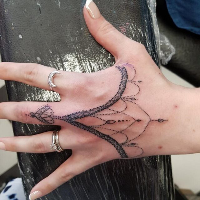 tattoo femenino para la mano 86
