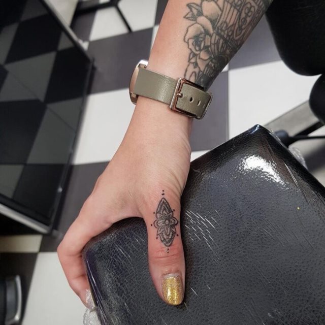 tattoo femenino para la mano 87