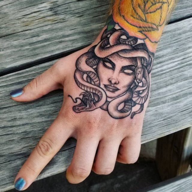 tattoo femenino para la mano 88