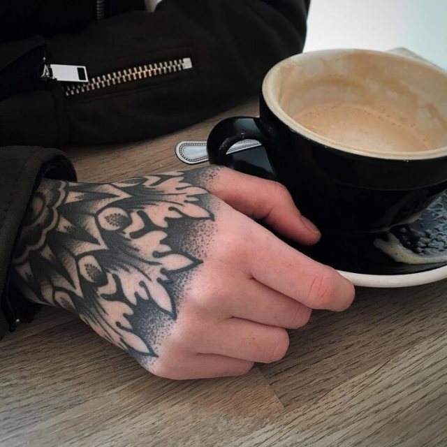 tattoo femenino para la mano 90
