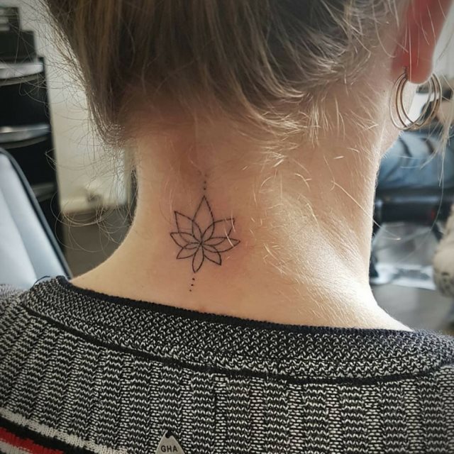 tattoo femenino para la nuca 03