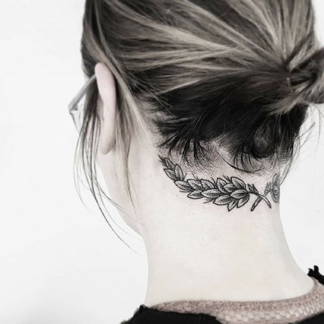tattoo femenino para la nuca 09