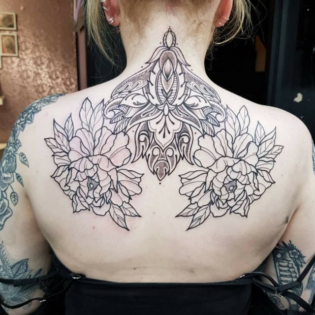 tattoo femenino para la nuca 10