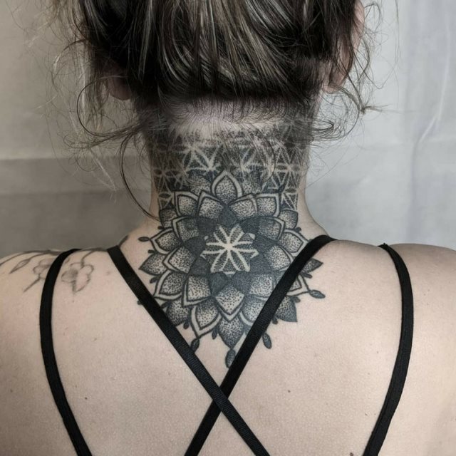 tattoo femenino para la nuca 11