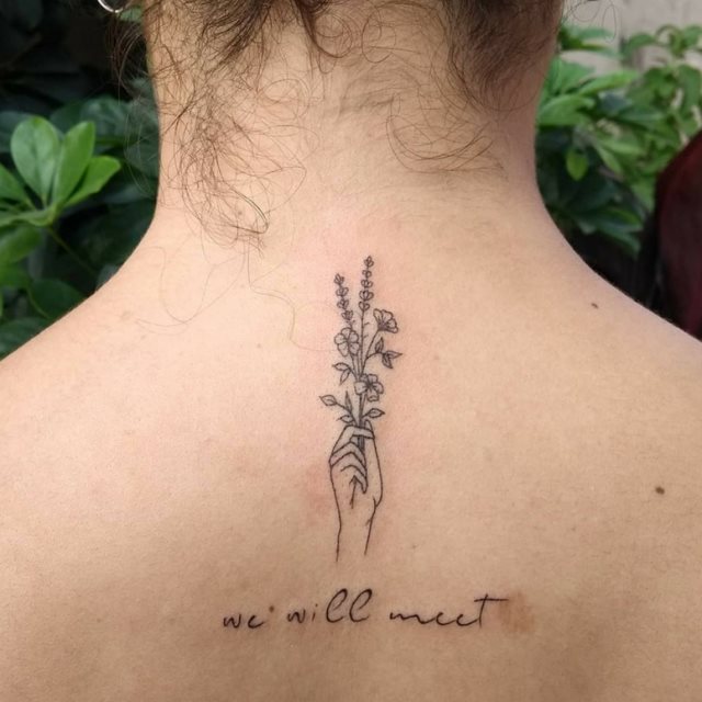 tattoo femenino para la nuca 12