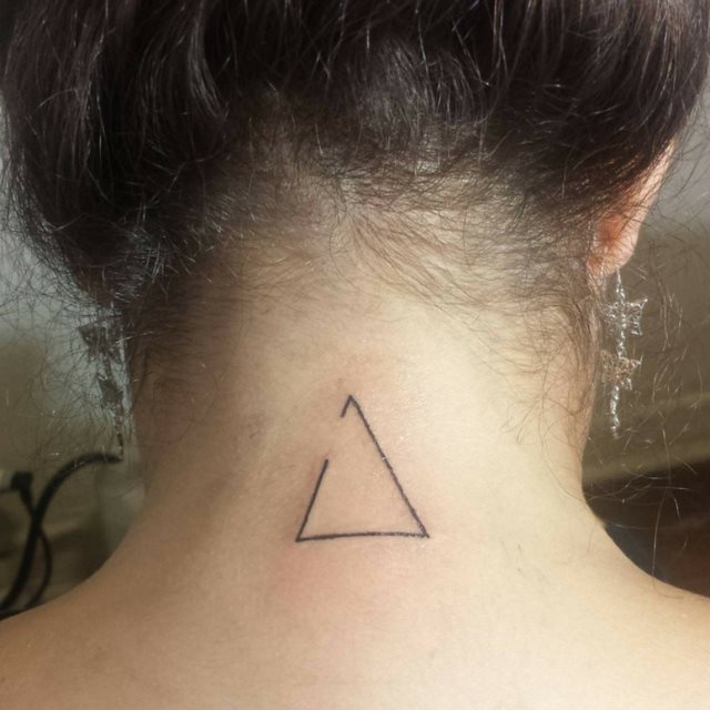 tattoo femenino para la nuca 18