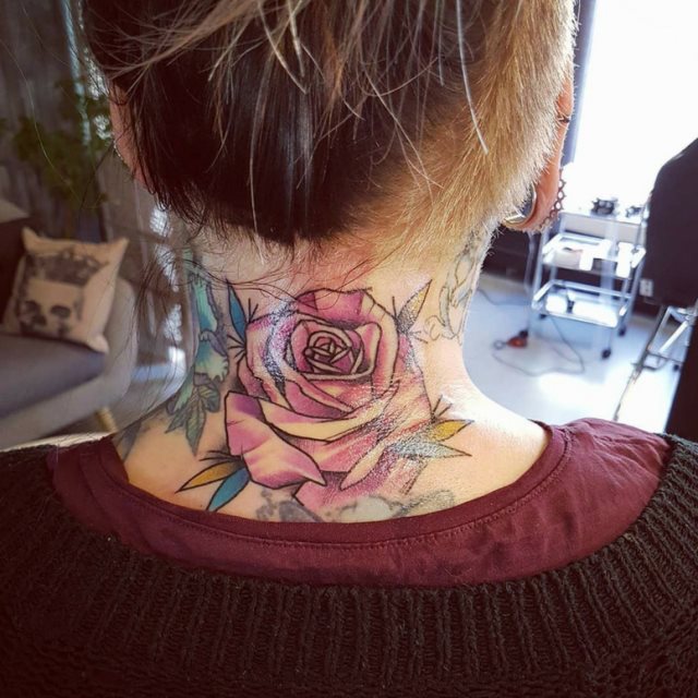 tattoo femenino para la nuca 20