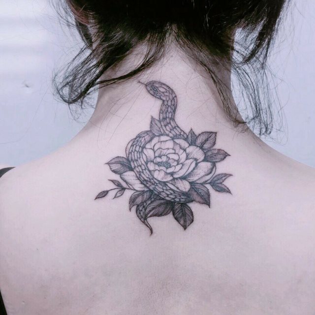 tattoo femenino para la nuca 22