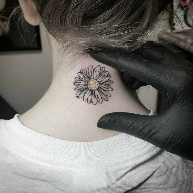 tattoo femenino para la nuca 23