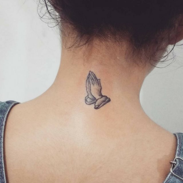 tattoo femenino para la nuca 28