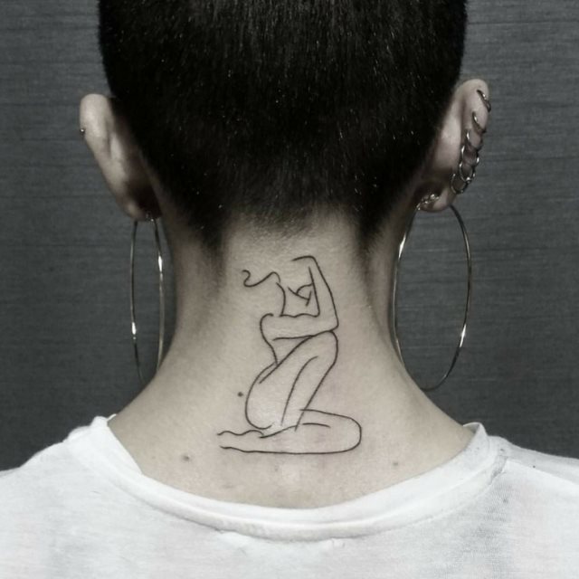 tattoo femenino para la nuca 35