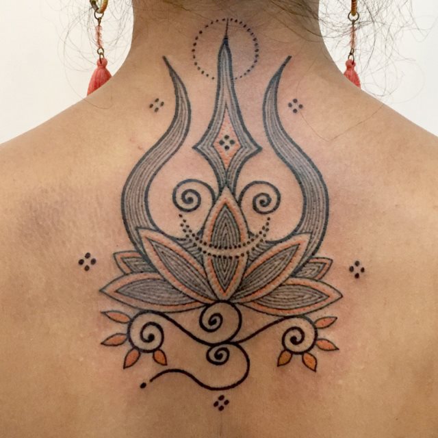 tattoo femenino para la nuca 43